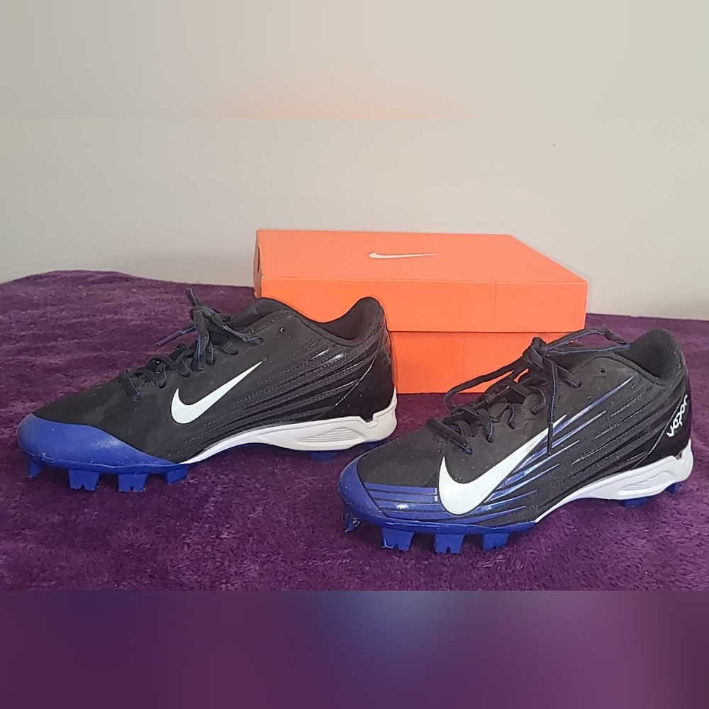 Youth Nike Vapor Baseball Soccer Cleats, Size 4. New (only tried on)